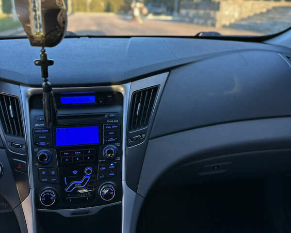 Черный Хендай Соната, объемом двигателя 2.36 л и пробегом 243 тыс. км за 8500 $, фото 14 на Automoto.ua