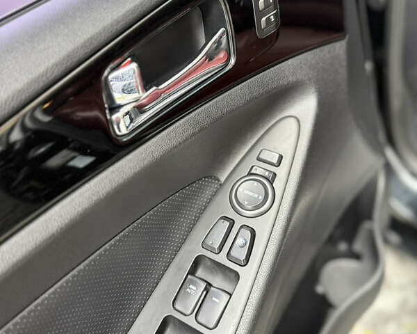 Черный Хендай Соната, объемом двигателя 2.4 л и пробегом 188 тыс. км за 12000 $, фото 18 на Automoto.ua