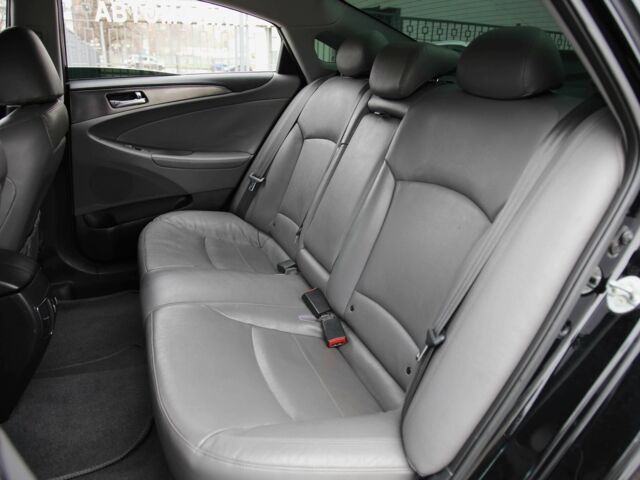 Черный Хендай Соната, объемом двигателя 2.4 л и пробегом 196 тыс. км за 9800 $, фото 7 на Automoto.ua