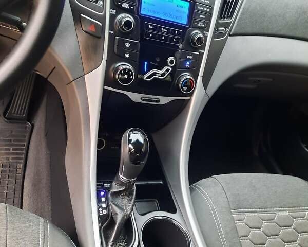 Чорний Хендай Соната, об'ємом двигуна 2.4 л та пробігом 185 тис. км за 8999 $, фото 12 на Automoto.ua