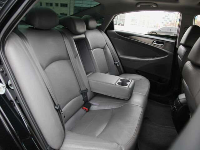 Черный Хендай Соната, объемом двигателя 2.4 л и пробегом 196 тыс. км за 9800 $, фото 8 на Automoto.ua