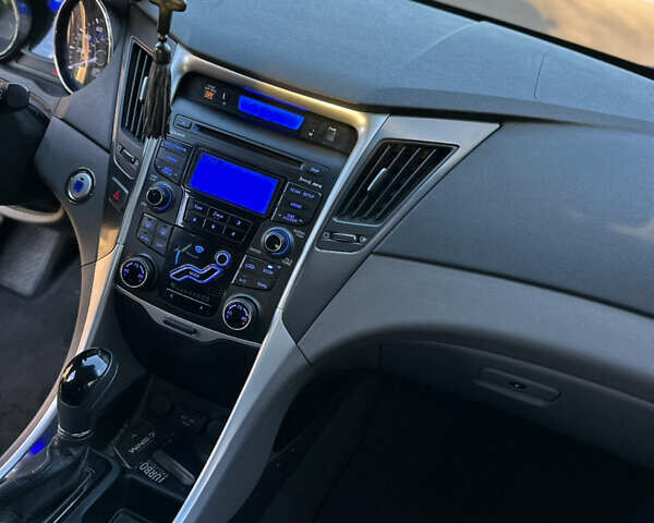 Черный Хендай Соната, объемом двигателя 2.36 л и пробегом 243 тыс. км за 8500 $, фото 15 на Automoto.ua