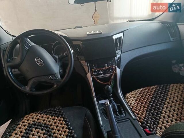 Черный Хендай Соната, объемом двигателя 2 л и пробегом 166 тыс. км за 9500 $, фото 5 на Automoto.ua