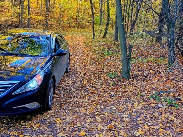 Черный Хендай Соната, объемом двигателя 2 л и пробегом 380 тыс. км за 7350 $, фото 1 на Automoto.ua