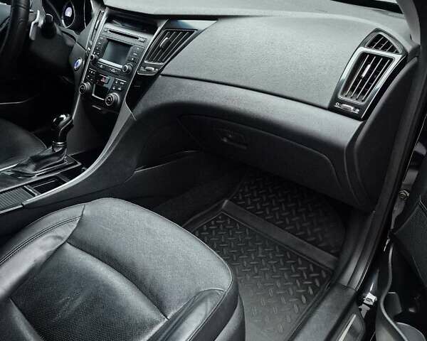 Чорний Хендай Соната, об'ємом двигуна 2.36 л та пробігом 242 тис. км за 9700 $, фото 12 на Automoto.ua