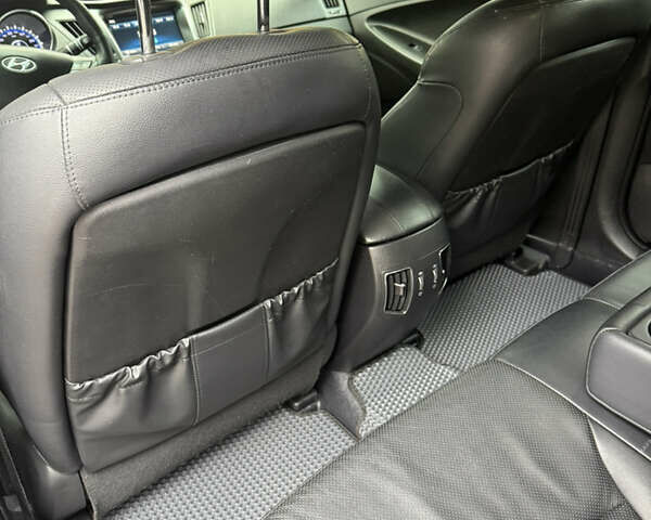 Чорний Хендай Соната, об'ємом двигуна 2 л та пробігом 224 тис. км за 10999 $, фото 11 на Automoto.ua