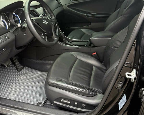 Чорний Хендай Соната, об'ємом двигуна 2 л та пробігом 224 тис. км за 10999 $, фото 7 на Automoto.ua