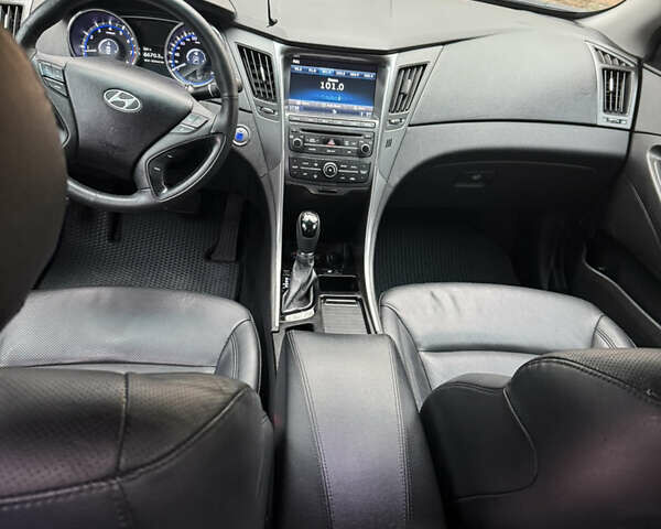 Чорний Хендай Соната, об'ємом двигуна 2 л та пробігом 224 тис. км за 10999 $, фото 12 на Automoto.ua