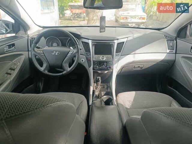 Черный Хендай Соната, объемом двигателя 2.36 л и пробегом 250 тыс. км за 8000 $, фото 5 на Automoto.ua