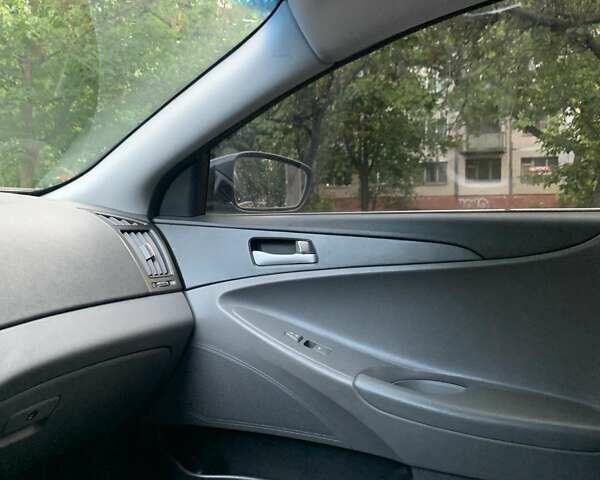 Чорний Хендай Соната, об'ємом двигуна 2.4 л та пробігом 128 тис. км за 8500 $, фото 9 на Automoto.ua