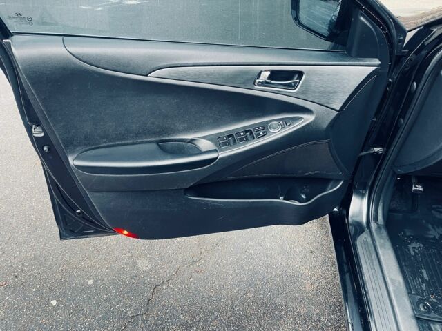 Черный Хендай Соната, объемом двигателя 2 л и пробегом 251 тыс. км за 7300 $, фото 12 на Automoto.ua