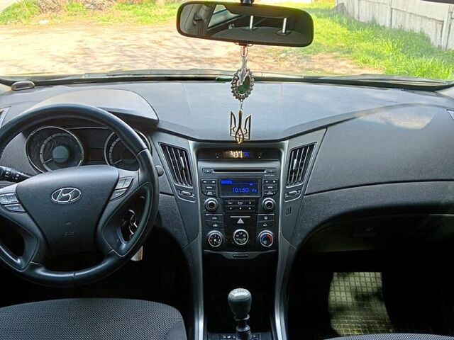 Чорний Хендай Соната, об'ємом двигуна 2 л та пробігом 246 тис. км за 8850 $, фото 4 на Automoto.ua
