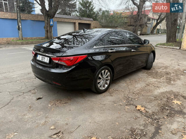 Чорний Хендай Соната, об'ємом двигуна 2 л та пробігом 224 тис. км за 10999 $, фото 5 на Automoto.ua
