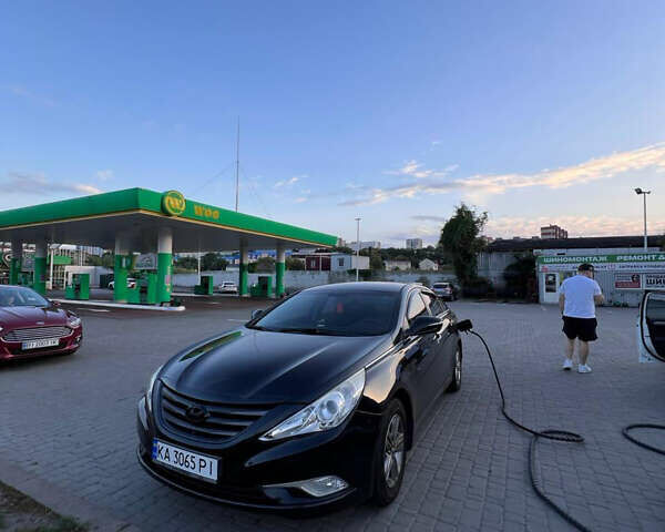 Черный Хендай Соната, объемом двигателя 2 л и пробегом 340 тыс. км за 6500 $, фото 1 на Automoto.ua