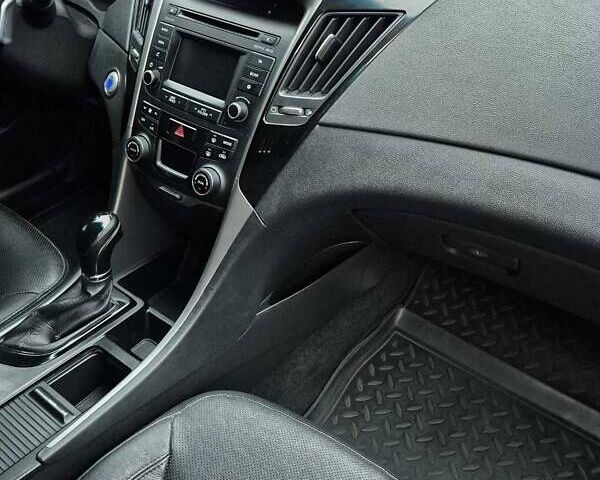 Чорний Хендай Соната, об'ємом двигуна 2.36 л та пробігом 242 тис. км за 9700 $, фото 7 на Automoto.ua