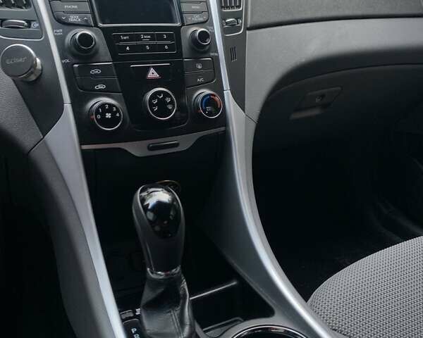 Чорний Хендай Соната, об'ємом двигуна 2.4 л та пробігом 128 тис. км за 8500 $, фото 2 на Automoto.ua