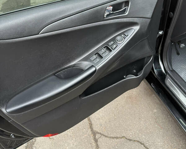 Чорний Хендай Соната, об'ємом двигуна 2 л та пробігом 224 тис. км за 10999 $, фото 8 на Automoto.ua