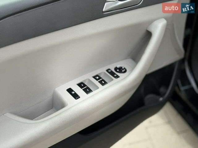 Хендай Соната 2014 у Ковель на Automoto.ua Чорний Хендай Соната, об'ємом двигуна 2.36 л та пробігом 215 тис. км за 10500 $, фото 43 на Automoto.ua