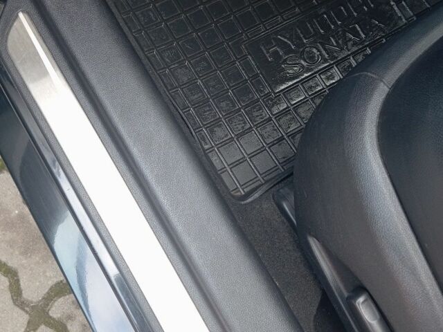 Черный Хендай Соната, объемом двигателя 2.4 л и пробегом 190 тыс. км за 10200 $, фото 6 на Automoto.ua