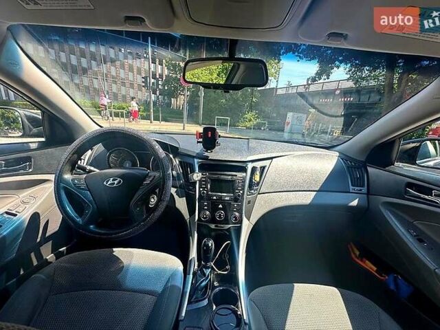Чорний Хендай Соната, об'ємом двигуна 2.4 л та пробігом 167 тис. км за 7800 $, фото 3 на Automoto.ua