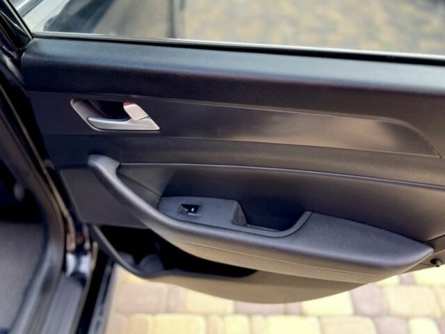 Черный Хендай Соната, объемом двигателя 2.4 л и пробегом 150 тыс. км за 12000 $, фото 6 на Automoto.ua