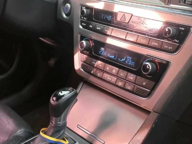 Черный Хендай Соната, объемом двигателя 2 л и пробегом 208 тыс. км за 10800 $, фото 3 на Automoto.ua