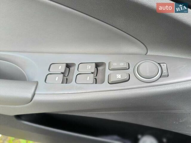 Черный Хендай Соната, объемом двигателя 2.36 л и пробегом 152 тыс. км за 9000 $, фото 20 на Automoto.ua