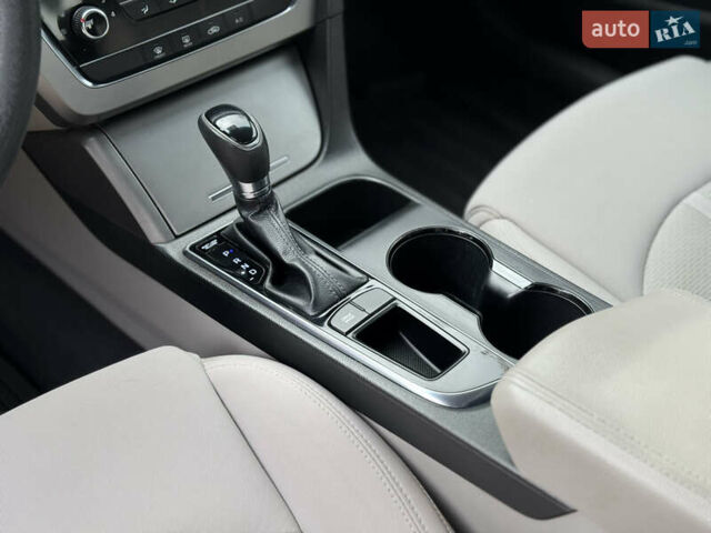 Хендай Соната 2014 у Ковель на Automoto.ua Чорний Хендай Соната, об'ємом двигуна 2.36 л та пробігом 215 тис. км за 10500 $, фото 24 на Automoto.ua