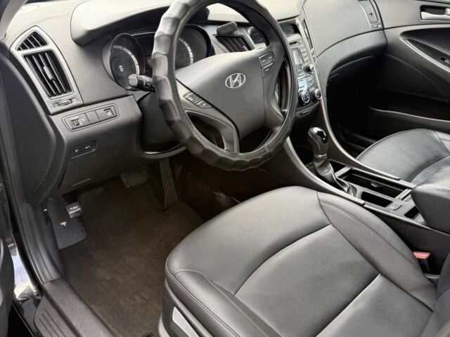 Черный Хендай Соната, объемом двигателя 2 л и пробегом 220 тыс. км за 7599 $, фото 5 на Automoto.ua