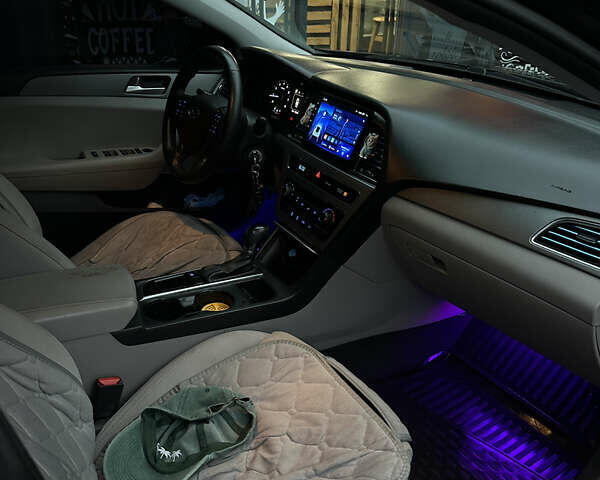 Черный Хендай Соната, объемом двигателя 2.36 л и пробегом 300 тыс. км за 9000 $, фото 14 на Automoto.ua