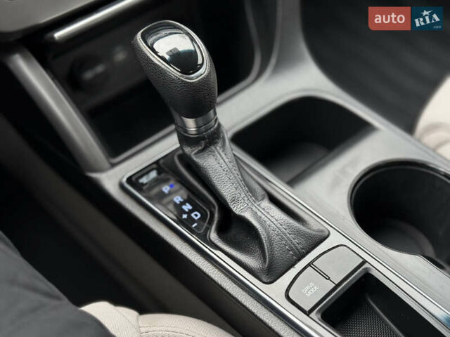 Хендай Соната 2014 у Ковель на Automoto.ua Чорний Хендай Соната, об'ємом двигуна 2.36 л та пробігом 215 тис. км за 10500 $, фото 37 на Automoto.ua