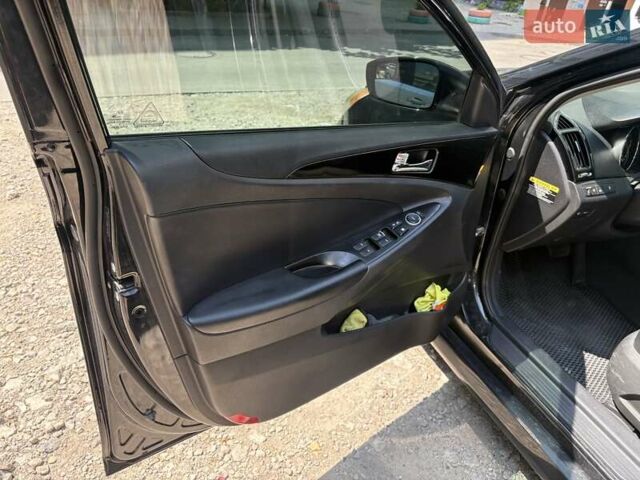 Черный Хендай Соната, объемом двигателя 2 л и пробегом 168 тыс. км за 7200 $, фото 2 на Automoto.ua