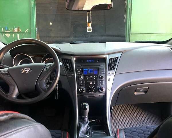 Черный Хендай Соната, объемом двигателя 2 л и пробегом 253 тыс. км за 10500 $, фото 7 на Automoto.ua