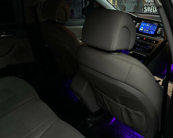 Черный Хендай Соната, объемом двигателя 2.36 л и пробегом 300 тыс. км за 9000 $, фото 10 на Automoto.ua