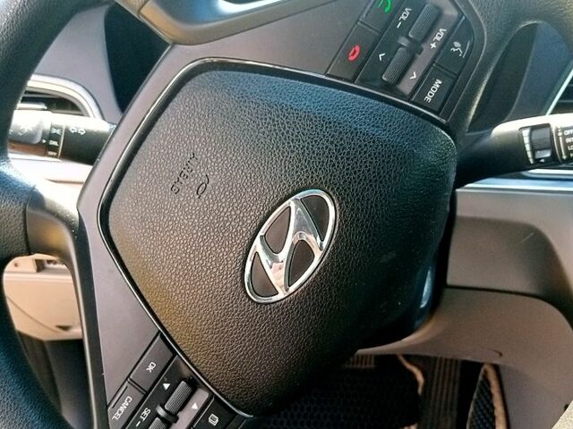 Чорний Хендай Соната, об'ємом двигуна 2.4 л та пробігом 135 тис. км за 10000 $, фото 4 на Automoto.ua