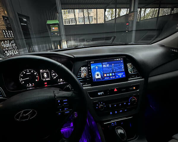 Черный Хендай Соната, объемом двигателя 2.36 л и пробегом 300 тыс. км за 9000 $, фото 23 на Automoto.ua