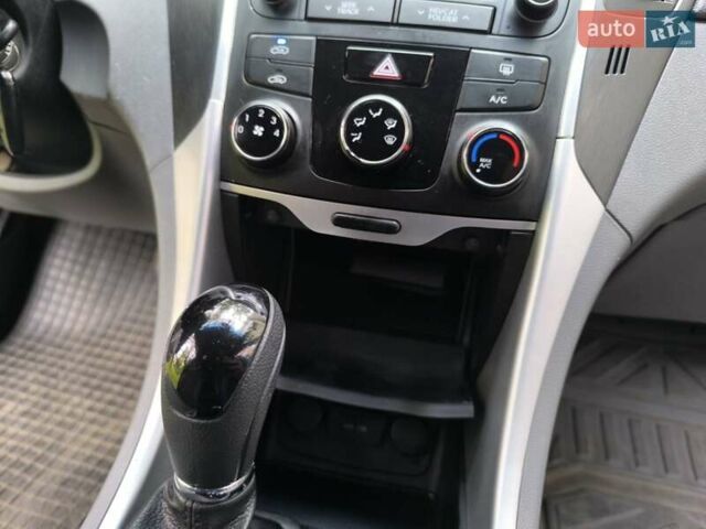 Черный Хендай Соната, объемом двигателя 2.36 л и пробегом 152 тыс. км за 9000 $, фото 13 на Automoto.ua