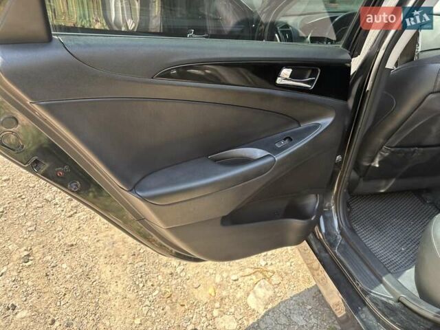 Черный Хендай Соната, объемом двигателя 2 л и пробегом 168 тыс. км за 7200 $, фото 4 на Automoto.ua