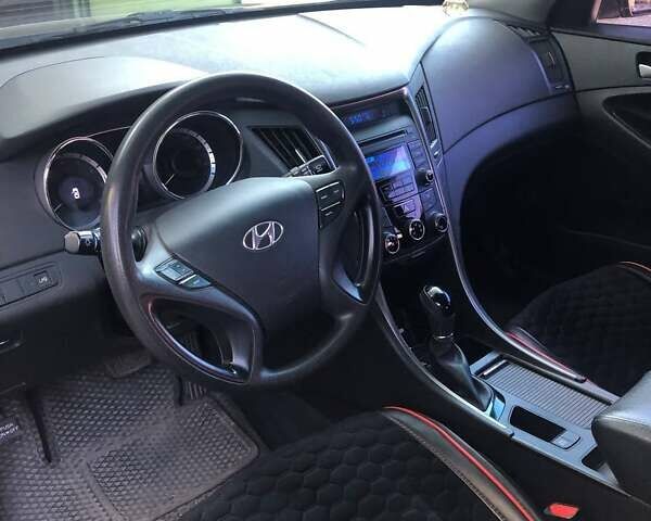 Черный Хендай Соната, объемом двигателя 2 л и пробегом 253 тыс. км за 10500 $, фото 6 на Automoto.ua
