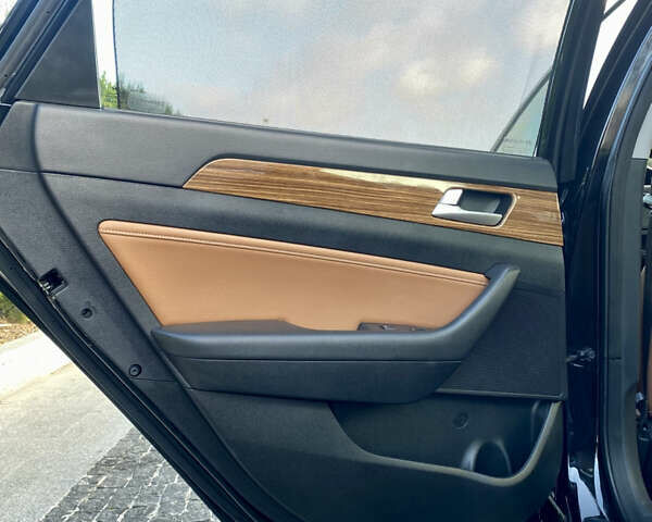 Чорний Хендай Соната, об'ємом двигуна 2.36 л та пробігом 170 тис. км за 13500 $, фото 14 на Automoto.ua