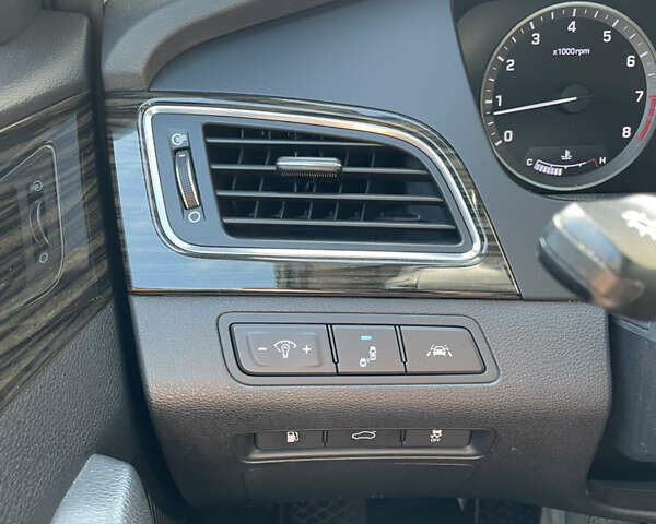 Черный Хендай Соната, объемом двигателя 2.4 л и пробегом 116 тыс. км за 15000 $, фото 2 на Automoto.ua