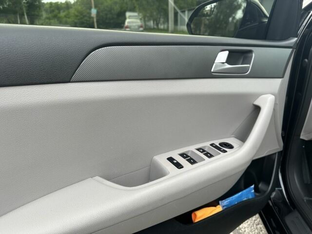 Черный Хендай Соната, объемом двигателя 2.4 л и пробегом 139 тыс. км за 10500 $, фото 22 на Automoto.ua