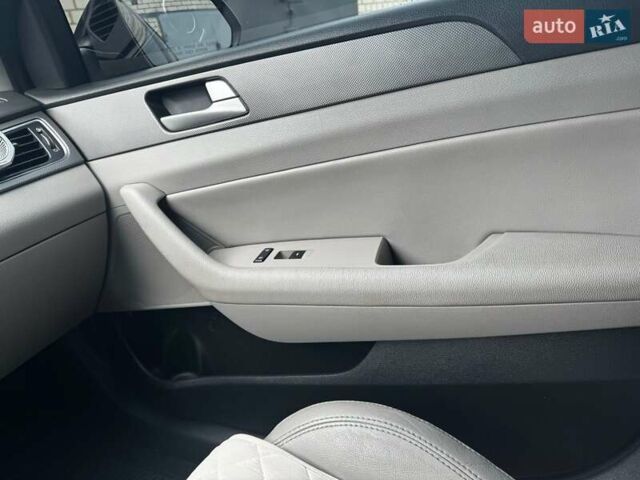 Черный Хендай Соната, объемом двигателя 2.36 л и пробегом 141 тыс. км за 10200 $, фото 3 на Automoto.ua