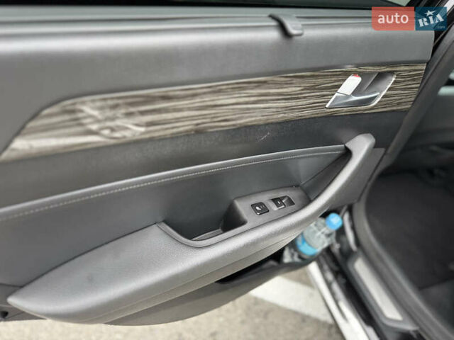 Черный Хендай Соната, объемом двигателя 2.4 л и пробегом 250 тыс. км за 10500 $, фото 22 на Automoto.ua