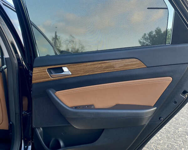 Чорний Хендай Соната, об'ємом двигуна 2.36 л та пробігом 170 тис. км за 13500 $, фото 18 на Automoto.ua