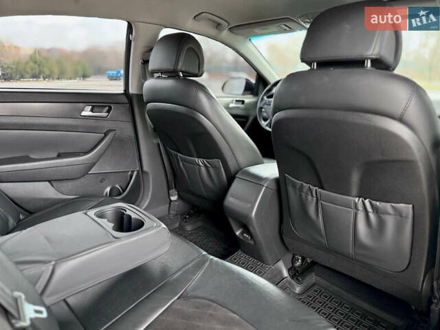 Чорний Хендай Соната, об'ємом двигуна 2.36 л та пробігом 145 тис. км за 9799 $, фото 16 на Automoto.ua