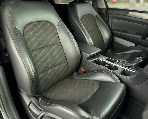 Чорний Хендай Соната, об'ємом двигуна 2.36 л та пробігом 145 тис. км за 9799 $, фото 22 на Automoto.ua