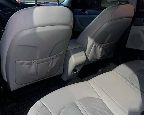 Черный Хендай Соната, объемом двигателя 2.36 л и пробегом 240 тыс. км за 8500 $, фото 9 на Automoto.ua