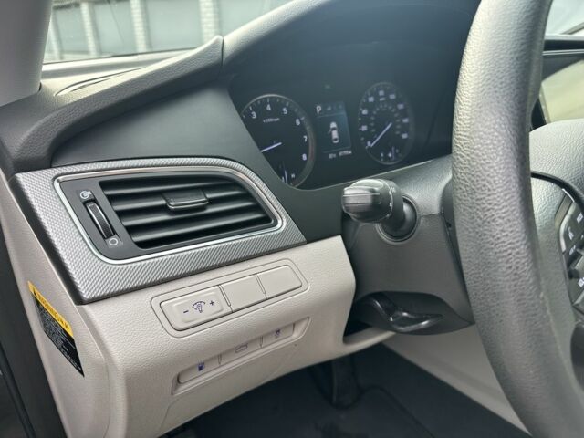 Черный Хендай Соната, объемом двигателя 2.4 л и пробегом 139 тыс. км за 10500 $, фото 21 на Automoto.ua