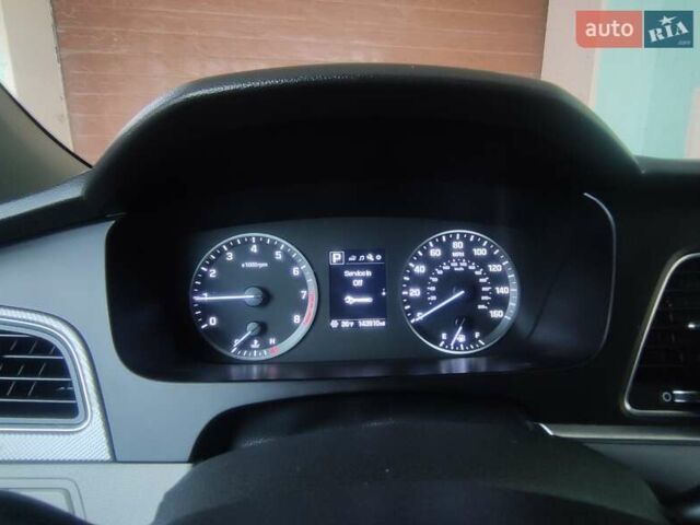 Чорний Хендай Соната, об'ємом двигуна 2.36 л та пробігом 260 тис. км за 9000 $, фото 2 на Automoto.ua
